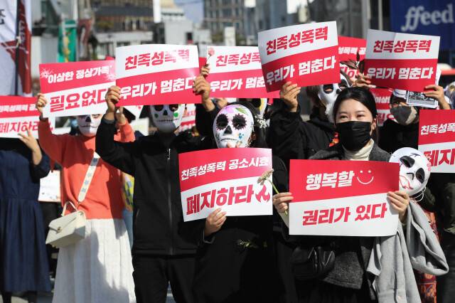 서울 종로 보신각 앞에서 지난 2022년 10월29일 열린 ‘제2회 친족성폭력피해자 생존자대회’ 참가자들이 친족성폭력 공소시효 폐지를 요구하는 손팻말을 들고 서 있다. 박종식 기자 anaki@hani.co.kr