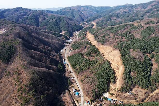 2025년 3월14일 강원 홍천군 화촌면 풍천리. 이곳에서 양수발전소가 완성되면 기존 도로가 지나가던 계곡은 물에 잠기게 된다. 이설도로 공사는 기존 깊고 우거진 숲을 베어내면서 진행되고 있다. 김명진 기자 littleprince@hani.co.kr