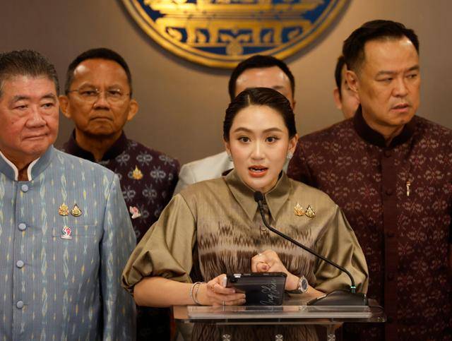 패통탄 친나왓(왼쪽 세 번째) 태국 총리가 지난 11일 방콕 정부청사에서 카지노 합법화 방안에 대해 설명하고 있다. 방콕=EPA 연합뉴스