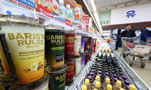 23일 서울 시내의 한 대형마트에서 매일유업 커피 제품이 판매되고 있다. 매일유업은 4월부터 바리스타 룰스 등 51종 제품 가격을 평균 8.9% 올리기로 했다. 뉴시스