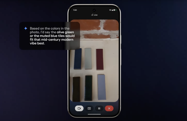 구글의 인공지능 비서 '제미나이 라이브'가 이용자가 카메라로 비춰주는 장면을 보고 답하는 모습. 갓 구워져 나온 도자기와 예시 색상들을 보여주며 "미드센추리 모던 스타일로 만들고 싶은데 어떤 색을 칠하는 게 어울려?"라고 물어보자 제미나이 라이브는 "올리브 그린색이 가장 좋을 것 같아요"라고 답했다. 구글 영상 캡처