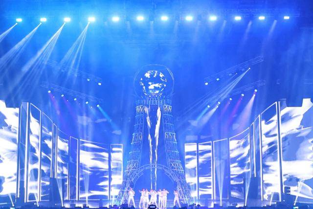 그룹 에이티즈가 23일 서울 송파구 올림픽공원 KSPO돔에서 공연하고 있다. KQ엔터테인먼트 제공