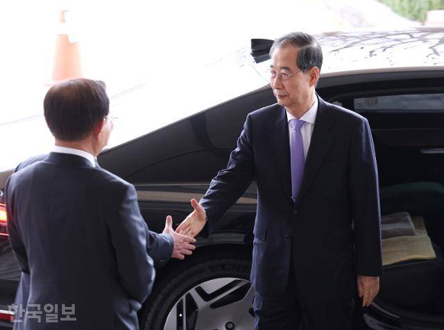 한덕수 대통령 권한대행 국무총리가 24일 직무에 복귀하기 위해 서울 종로구 정부서울청사로 출근하고 있다. 왕태석 선임기자