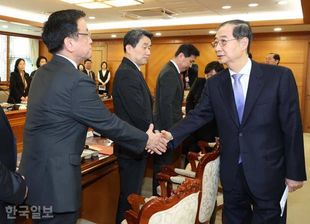 헌법재판소의 탄핵소추 기각으로 24일 직무에 복귀한 한덕수 국무총리가 서울 세종로 정부서울청사로 출근해 국무위원들과 오찬 간담회를 시작하기 전 최상목 경제부총리와 인사하고 있다. 왕태석 선임기자