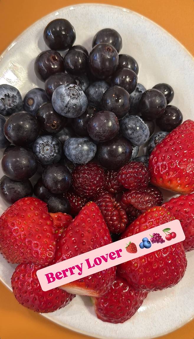 모델 겸 배우 장윤주(44)가 블루베리, 딸기, 라즈베리, 포도를 먹는다고 밝혔다./사진=장윤주 SNS