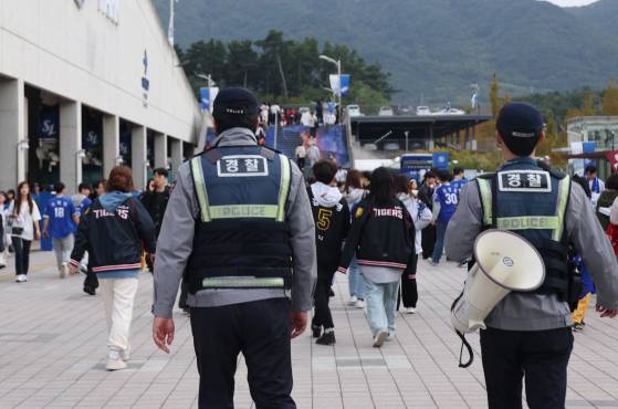 지난해 10월 대구경찰청이 프로야구 한국시리즈 3차전인 삼성 라이온즈와 KIA 타이거즈 경기가 열리는 대구 삼성라이온즈파크 일대에서 암표 거래 등 불법행위 단속을 하고 있는 모습. 연합뉴스