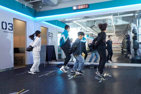 복싱에서 발의 움직임은 가장 중요한 기술로 풋워크라고 한다. 풋워크를 배우는 소중 학생기자단.