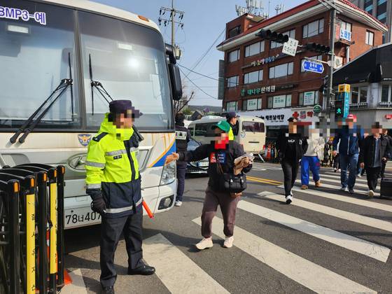 한덕수 국무총리의 탄핵 기각 소식에 한 지지자가 헌재 앞에서 경찰과 하이파이브를 하며 기뻐하고 있다. 김서원 기자