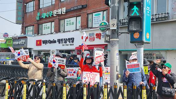 24일 헌법재판소가 한덕수 국무총리에 대한 국회의 탄핵소추를 기각하자 헌재 앞에 모인 윤석열 대통령 지지자들이 환호하고 있다. 김서원 기자