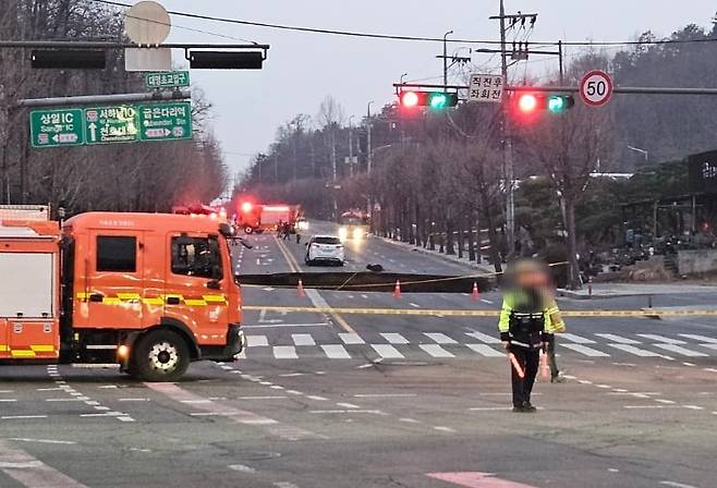 24일 서울 강동구 명일동 대명초교사거리 인근에서 대형 싱크홀 사고 발생으로 교통이 통제되고 있다. /사진=연합뉴스