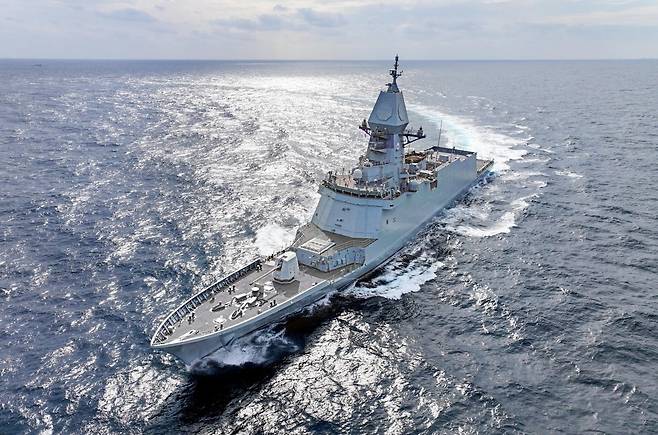 해군에 인계돼 출항 중인 충남함. 사진=HD현대중공업