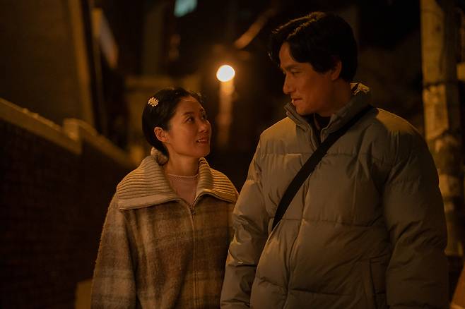 넷플릭스 <폭싹 속았수다>에서 중년기에 접어든 애순(문소리)과 관식(박해준)이 길을 걷고 있다. 넷플릭스 제공