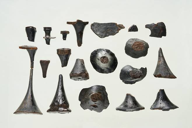 김해시 봉황동 유적에서 출토된 ‘목이 긴 옻칠 굽다리 접시’ 15점. 국가유산청 제공