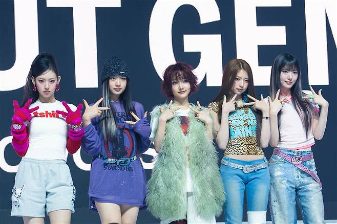 Members of newly-debuted girl group KiiiKiii pose for photos during a showcase held on March 24 at the Bluesquare Mastercard Hall music venue in central Seoul. [DANIELA GONZALEZ PEREZ]