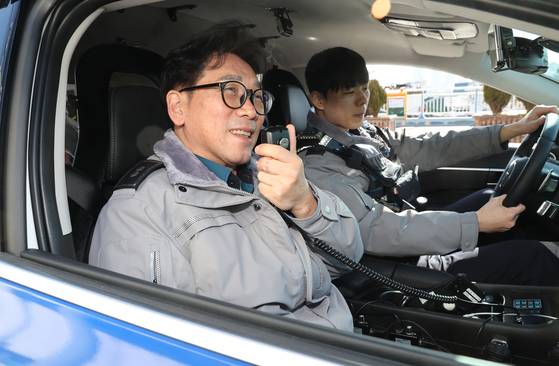 Kwon Jong-ho, a senior police inspector, left, and his colleague patrol at a public park in Busan on Feb. 20. [SONG BONG-GEUN]