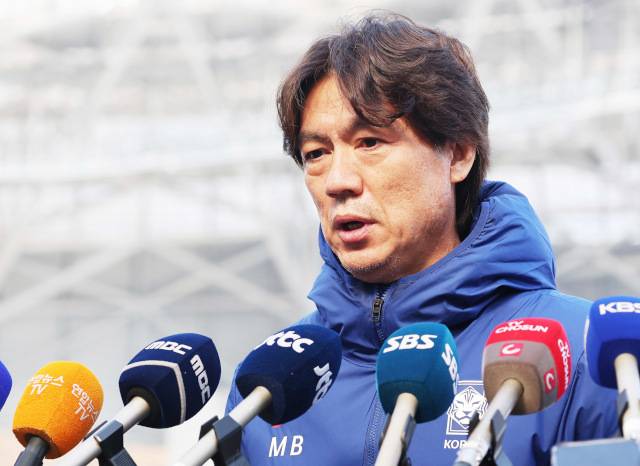 한국 남자 축구대표팀 홍명보 감독이 2026 북중미 월드컵 아시아 3차 예선 2차전 요르단전을 앞두고 지난 22일 경기도 용인미르스타디움에서 회복훈련에 앞서 기자들과 만나 질문에 답하고 있다. 연합뉴스