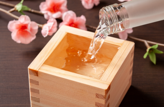 전통적으로 마스라는 나무로 만들어 놓은 틀안에 잔을 넣거나 넣지 않더라도 넘치도록 따라주는 것이 사케를 따르는 방법이다. 네이버 블로그 ‘도쿄특파원-일본은 지금!’