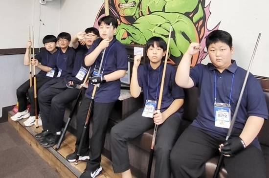 ‘2024 청소년스포츠한마당’에 출전한 익산 선수들과 함께한 민준이. 오른쪽에서 세 번째가 민준이. (사진=민준 아빠 김택균 씨)