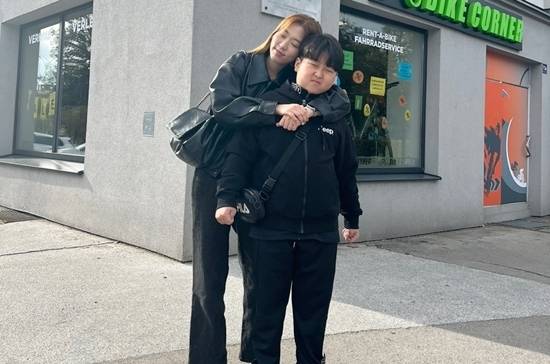 2023년 오스트리아에서 열린 세계대회에 참가한 민준이가 서서아 선수가 뒤에서 끌어안자 장닌스런 표정을 짓고 있다. 당시 서서아 선수는 세계여자10볼선수권, 민준이는 세계주니어U17 10볼선수권에 출전했다. (사진=민준 아빠 김택균 씨)