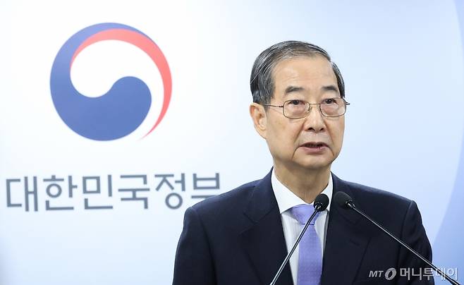 [서울=뉴시스] 조수정 기자 = 헌법재판소의 탄핵 기각으로 직무에 복귀한 한덕수 대통령 권한대행 국무총리가 24일 정부서울청사에서 대국민담화를 하고 있다. 2025.03.24. /사진=조수정