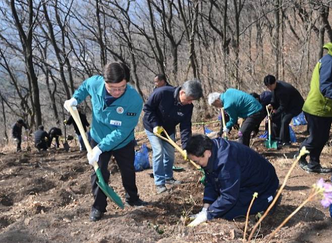 정종복 기장군수(왼쪽 첫 번째)가 관계 공무원들과 함께 진달래를 심고 있다./사진=기장군