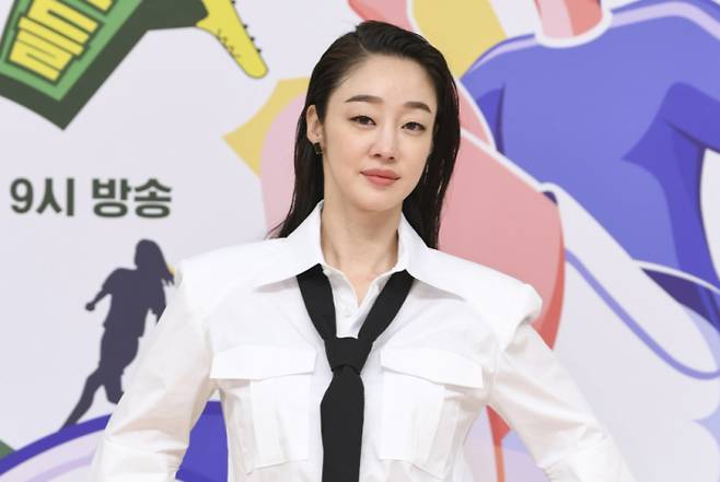 배우 최여진이 결혼 소식을 전하면서 예비 신랑에 이목이 쏠리고 있다. 사진은 지난 2021년 온라인 생중계로 진행된 SBS '골 때리는 그녀들' 제작발표회에 참석한 배우 최여. /사진제공=SBS  제공