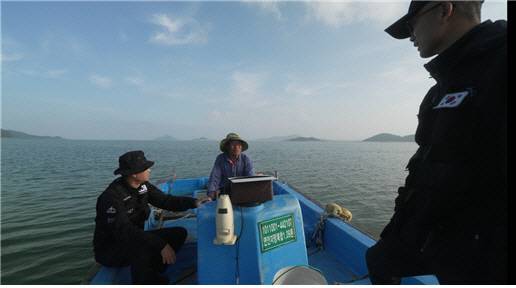 충남 서산시 팔봉면 고파도 거주 80대 주민이 “어장 양식을 위한 작업 중 비행기 잔해 같은 금속조각을 목격했다”고 국방부 유해발굴감식단에 증언하고 있다. 국방부 제공
