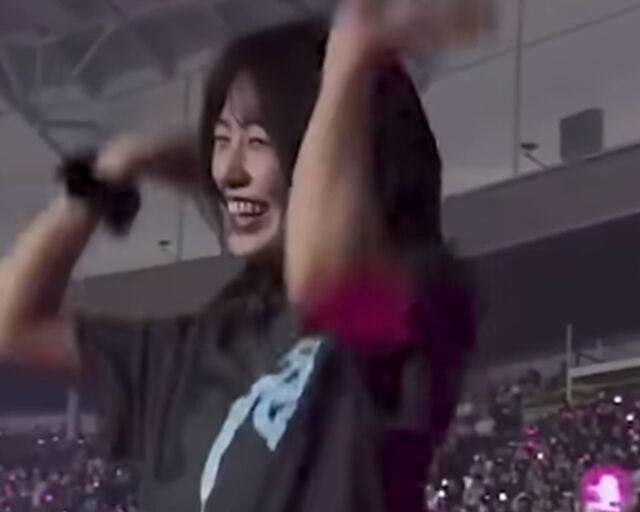 걸그룹 '아이브'의 안유진이 '위플래쉬' 곡의 춤을 추고 있다. / 유튜브 직찍 캡처