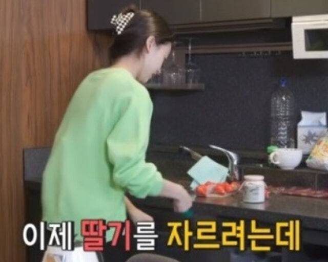 손연재가 딸기를 손질할 때 반을 잘라내 눈길을 끌고 있다. / MBC '전지적 참견 시점' 캡처