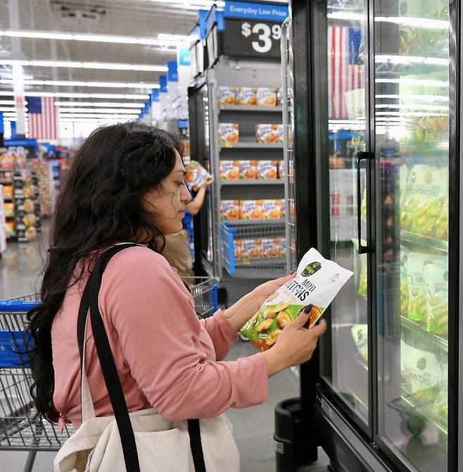 미국 소비자가 LA 월마트 매장에서 비비고 제품을 살펴보고 있다. [CJ제일제당 제공]