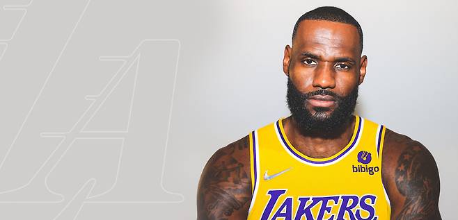 ‘미국 프로농구(NBA)의 제왕’ LA레이커스 르브론 제임스가 비비고 로고가 있는 팀 유니폼을 착용한 모습. CJ제일제당은 2021년부터 LA레이커스와 마케팅 파트너십을 맺고 있다. [NBA 홈페이지 자료]