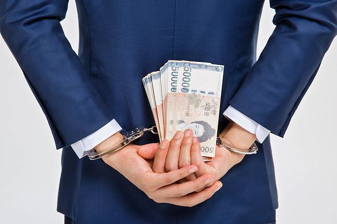 법인보험대리점(GA)과 대부업체가 한 몸처럼 움직이며 1400억원의 불법 자금을 모집한 것으로 나타났다. 특히  단 한 명의 설계사가 360억원을 끌어모으고, 11억원에 달하는 수수료를 챙기는 등 조직적 유사수신 행태가 밝혀졌다. [게티이미지뱅크 제공]