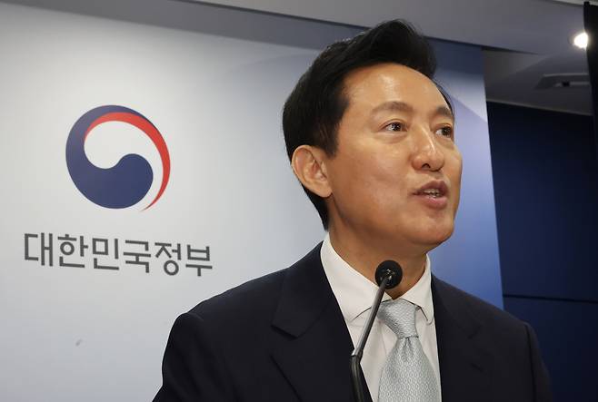 오세훈 서울시장이 19일 서울 종로구 정부서울청사에서 열린 주택시장 안정화 방안 발표에서 기자의 질문에 답하고 있다. [연합]