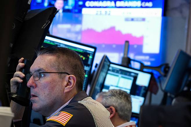 지난 19일(현지시간) 미국 뉴욕증권거래소(NYSE)에서 직원들이 일하고 있다. [로이터]