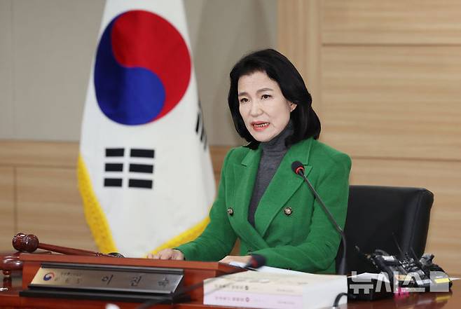 [과천=뉴시스] 박주성 기자 = 이진숙 방송통신위원회 위원장이 12일 오전 경기 정부과천청사 내 방통위 청사에서 열린 전체회의를 주재하고 있다. 2025.02.12. park7691@newsis.com