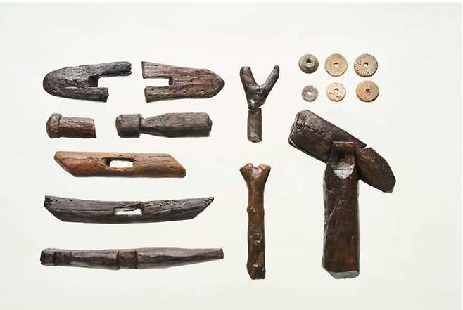 [서울=뉴시스] 김해 봉황동 유적 출토 직기(織機)용 추정 목제 부속구 및 방추차 (사진=국가유산청 제공) 2025.03.24. photo@newsis.com *재판매 및 DB 금지