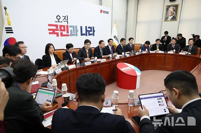 [서울=뉴시스] 조성봉 기자= 권영세 국민의힘 비상대책위원장이 24일 오전 서울 여의도 국회에서 열린 비상대책위원회의에서 발언을 하고 있다. 2025.03.24. suncho21@newsis.com