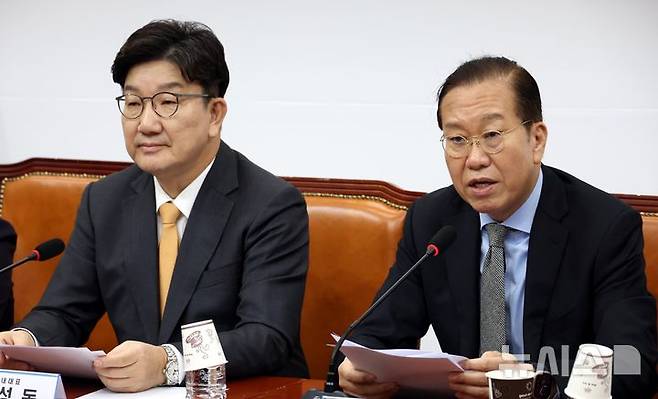 [서울=뉴시스] 조성봉 기자= 권영세 국민의힘 비상대책위원장이 24일 오전 서울 여의도 국회에서 열린 비상대책위원회의에서 발언을 하고 있다.왼쪽은 권성동 원내대표. 2025.03.24. suncho21@newsis.com