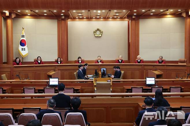 [서울=뉴시스] 황준선 기자 = 한덕수 국무총리의 탄핵심판 선고 날인 24일 서울 종로구 헌법재판소 심판정에 문형배 헌법재판소장 권한대행을 비롯한 재판관들이 착석해 있다. (공동취재) 2025.03.24. photo@newsis.com