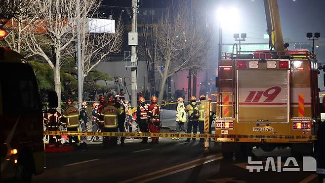 [서울=뉴시스] 김근수 기자 = 24일 서울 강동구  명일동 한 도로에 대형 싱크홀이 발생해 119구조대원들이 복구작업을 하고 있다. 2025.03.24. ks@newsis.com