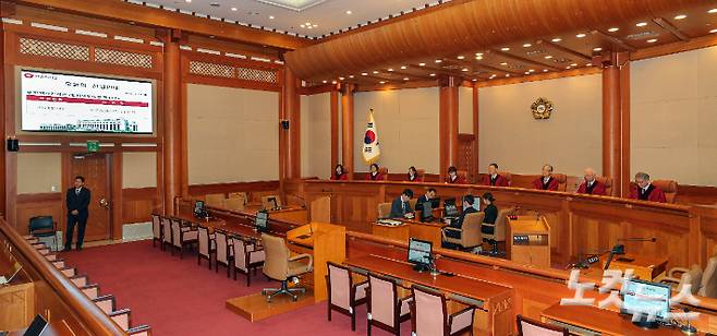 한덕수 국무총리 탄핵심판을 앞둔 24일 서울 종로구 헌법재판소 대심판정에서 재판관들이 자리하고 있다. 황진환 기자