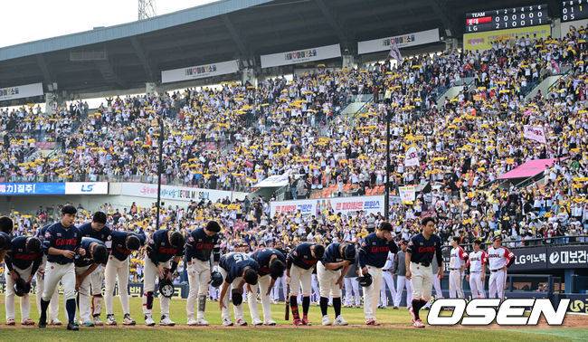 [OSEN=잠실, 지형준 기자] 프로야구 LG 트윈스가 개막 2연승을 달렸다. 롯데 자이언츠는 2연패를 당했다.&nbsp;LG는&nbsp;23일 서울 잠실구장에서 열린 2025 KBO리그 롯데와 홈 경기에서 10-2로 크게 승리했다. 전날 12-2 승리에 이어 개막 2연승.&nbsp;문보경이 투런포, 박동원의 솔로포, 오스틴의 솔로포, 송찬의의 솔로포, 문정빈의 투런포 등 홈런 5방으로 7점을 뽑았다.&nbsp;경기를 마치고 롯데 선수들이 팬들에게 인사를 하고 있다. 2025.03.23 / jpnews@osen.co.kr