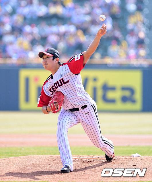 [OSEN=잠실, 지형준 기자] 23일 오후 서울 잠실야구장에서 2025 신한 SOL Bank KBO리그 LG 트윈스와 롯데 자이언츠의 경기가 열렸다.이날 LG는 손주영, 롯데는 박세웅을 선발로 내세웠다.1회초 LG 손주영이 역투하고 있다. 2025.03.23 / jpnews@osen.co.kr