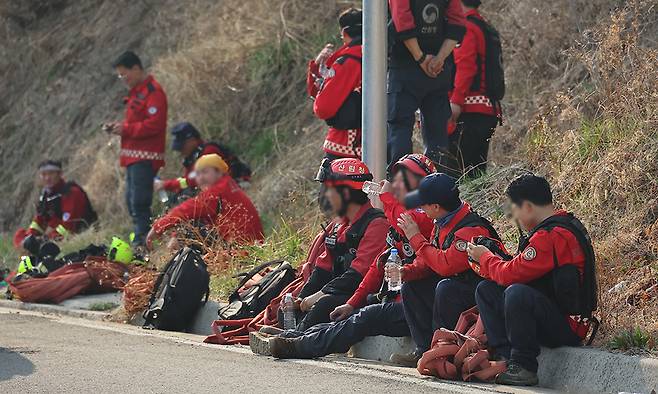 지난 23일 시천면 중태마을에서 산불진화대원이 휴식을 취하고 있다. 사진은 기사 내용과 직접적 관련 없음. 연합뉴스