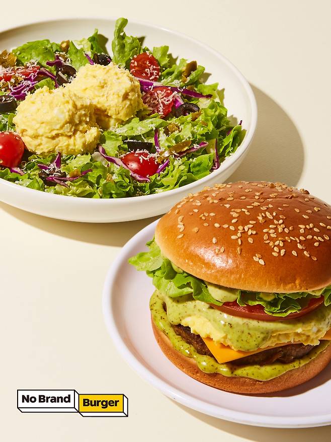 노브랜드 버거 ‘바질 에그마요 버거’와 ‘에그마요 샐러드’. 신세계푸드 제공