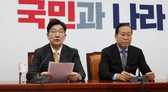 한덕수 국무총리 탄핵 기각, 입장 발표하는 권성동 원내대표 - 국민의힘 권성동 원내대표가 24일 서울 여의도 국회에서 한덕수 국무총리 탄핵 기각과 관련해 입장을 밝히고 있다. 오른쪽은 권영세 비상대책위원장. 2025.3.24 연합뉴스