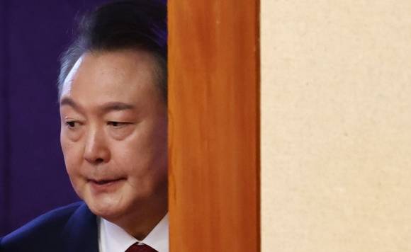 헌재 대심판정 입장하는 윤석열 대통령 - 윤석열 대통령이 13일 서울 종로구 헌법재판소에서 열린 ‘윤석열 대통령 탄핵심판 8차 변론’에 출석하기 위해 대심판정으로 입장하고 있다. 연합뉴스