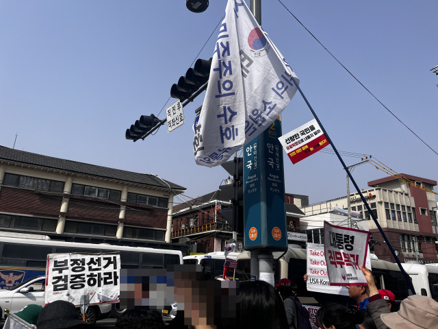 한덕수 국무총리 탄핵소추안이 기각된 24일 서울 종로구 헌법재판소 앞에서 집회가 열리고 있다. 노현영 견습기자