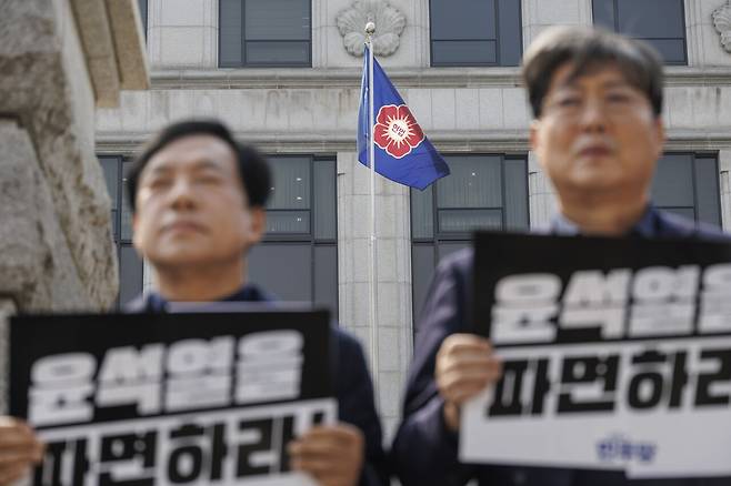 3월24일 서울 종로구 헌법재판소 정문 앞에서 열린 헌재의 윤석열 대통령 탄핵 심판 선고 기일 신속 지정 촉구 소추단 기자회견 도중 헌재 깃발이 펄럭이고 있다. ⓒ연합뉴스