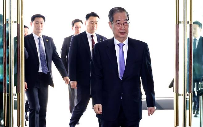 직무 복귀한 한덕수 대통령 권한대행 국무총리가 24일 정부서울청사로 출근하고 있다. ⓒ연합뉴스